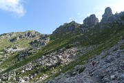 34 Il sentiero si abbassa per poi risalire tra ghiaioni